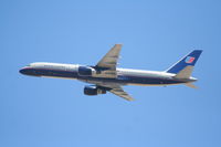 N513UA @ KLAX - United Airlines Boeing 757-222, N513UA 25R departure KLAX. - by Mark Kalfas
