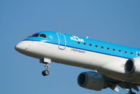PH-EZE @ EBBR - Arrival of flight KL1723 to RWY 25L - by Daniel Vanderauwera