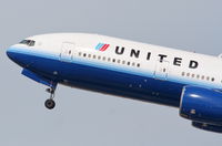 N795UA @ KLAX - United Airlines Boeing 777-222, N795UA, UAL891 25R departure for RJAA (Narita Int'l ). - by Mark Kalfas