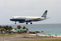 N472UA @ TNCM - United airlines over the tresh hold at runway 10 TNCM - by Daniel Jef