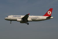 TC-JPB @ EBBR - Arrival of flight TK1937 to RWY 25L - by Daniel Vanderauwera