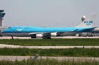 PH-BFH @ CYYZ - KLM taxing on Hotel to terminal 3. Picture taken from north firehall. - by saleem Poshni