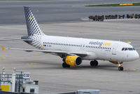 EC-GRH @ VIE - Vueling Airbus A320-211
