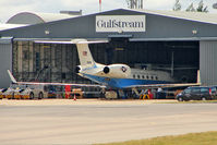 01-0028 @ EGGW - USAF 2001 Gulfstream C-37A, c/n: 620 at Luton - by Terry Fletcher