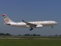 A6-EYF @ EIDW - Etihad about to touch down - by Robert Kearney
