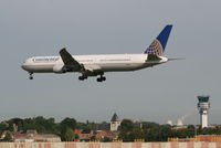 N67052 @ EBBR - Flight CO060 is descending to RWY 25L