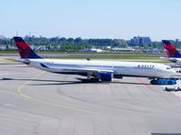 N814NW @ EHAM - Delta Airlines - by Chris Hall