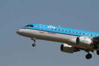 PH-EZD @ EBBE - Arrival of flight KL1723 to RWY 25L - by Daniel Vanderauwera