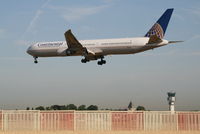 N68061 @ EBBR - Flight CO060 is descending to RWY 25L