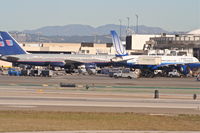 N560UA @ KLAX - United Airlines Boeing 757-222, N560UA at gate 77 KLAX parked next to N538UA at gate 75B. - by Mark Kalfas