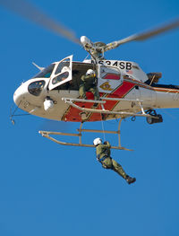N634SB @ L67 - Rappel training on the SBSO ramp. - by Marty Kusch