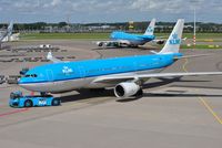 PH-AOK @ EHAM - KLM being towed onto stand - by Robert Kearney