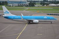 PH-BXB @ EHAM - KLM rolling onto stand - by Robert Kearney