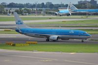 PH-BXL @ EHAM - KLM taxiing to parking - by Robert Kearney