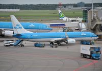 PH-BXT @ EHAM - KLM 739 sitting onto stand - by Robert Kearney