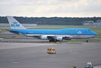 PH-BFB @ EHAM - KLM heavy taxiing for take-off - by Robert Kearney