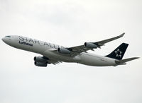 D-AIGC @ EDDF - Star Alliance c/s taking off rwy 25R - by Shunn311