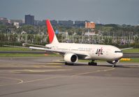 JA704J @ EHAM - JAL taxiing in after arrival