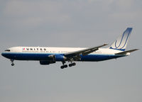 N660UA @ EDDF - Landing rwy 25R - by Shunn311