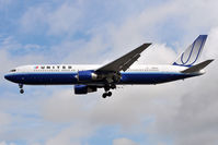 N654UA @ EGLL - United Airlines - by Artur Bado?