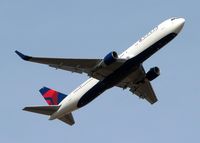 N177DN @ SHV - Delta charter departing Rwy 14 after dropping of the Georgia Tech Football team for the 2010 Independence Bowl to play Air Force.