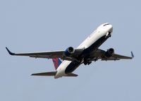 N177DN @ SHV - Delta charter departing Rwy 14 after dropping of the Georgia Tech Football team for the 2010 Independence Bowl to play Air Force.
