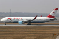 OE-LAY @ VIE - Austrian Airlines