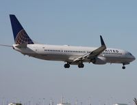 N39418 @ MIA - United 737-900 - by Florida Metal