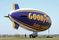 G-HLEL @ LFFQ - blimp at the mast Safety 2 8 to 17 April for flights over région of Paris, France
Pilot Mark FINNEY - by Thierry DETABLE