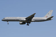 NZ7571 @ LOWW - New Zealand - Air Force 757-200