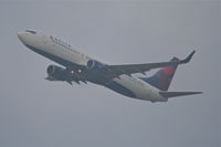 N389DA @ KLAX - Delta Airlines Boeing 737-832 departing 25R KLAX. - by Mark Kalfas