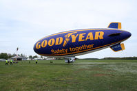G-HLEL @ LFFQ - After landing, The members of the team maneuver to bring the blimp to the mast - by Thierry DETABLE