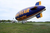 G-HLEL @ LFFQ - The members of the team maneuver to bring the blimp to the mast - by Thierry DETABLE