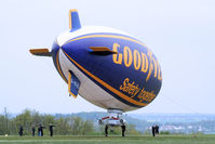 G-HLEL @ LFFQ - The team on the ground, in 2 groups maintains the airship in front of wind - by Thierry DETABLE