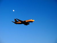 N158AW @ KPHX - PHX takeoff by a summer moon