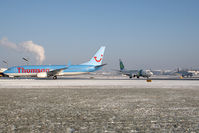 G-FDZD @ LOWS - Thomson 737-800