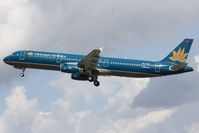 VN-A325 @ EDHI - deliveryflight