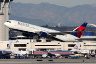 N136DL @ LAX - Delta Air Lines N136DL (FLT DAL1554) departing RWY 25R en route to Hartsfield-Jackson Atlanta Int'l (KATL). - by Dean Heald