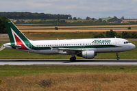 I-BIKA @ VIE - Alitalia - by Chris Jilli