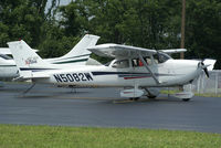 N5082W @ I19 - 2001 Cessna 172S - by Allen M. Schultheiss