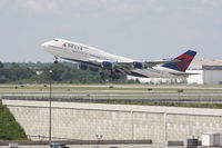 N661US @ KATL - Delta ship 661 just as she takes off from runway 9L. - by Gregg Stansbery