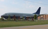 N303UA @ KTUP - Boeing 737-300 - by Mark Pasqualino