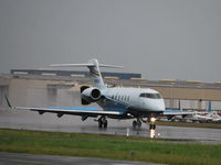 N138CH @ TJIG - BOMBARDIER CHALLENGER 300 DEPLOYING THRUST REVERSERS IN A RAINY DAY @ ISLA GRANDE AIRPORT