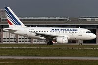 F-GUGR @ EDDS - taxying to the active