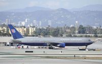 N665UA @ KLAX - Taxiing at LAX - by Todd Royer