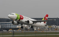 CS-TQD @ LOWW - TAP Portugal Airbus A320-214 - by Marcus Stelzer