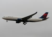 N856NW @ SHV - A Delta Charter carrying the North Carolina Tar Heel Football Team for the 2011 Independence Bowl landing on Rwy 32 at Shreveport Regional.