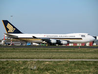 9V-SFJ @ EHAM - Taxi to runway 24 of Amsterdam Airport  - by Willem Goebel