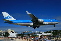 PH-BFB @ SXM - visitor - by Wolfgang Zilske