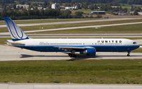 N646UA @ LSZH - taxying to the active - by Friedrich Becker